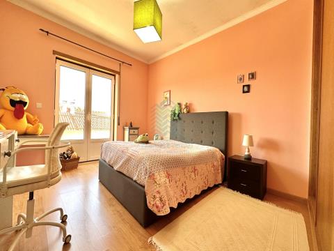 T4 semi-detached house, with garage and patio, located in a quiet area in Entroncamento