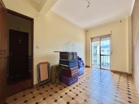 3 bedroom apartment with closed garage and balcony, in Cruz de Pau - Seixal