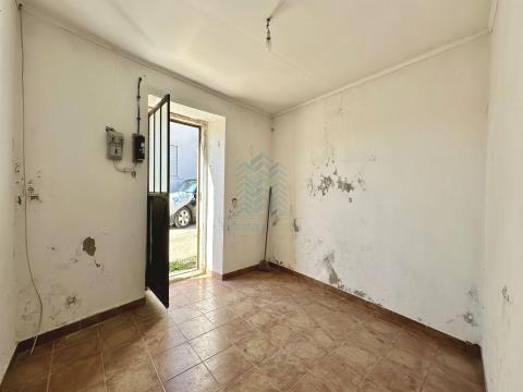 1 bedroom house to remodel, located in Valhelhas - Torres Novas