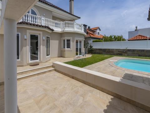 Luxuriöse Villa mit 5 Schlafzimmern auf einem 600 m2 großen Grundstück.