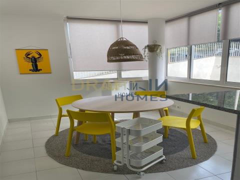 Apartamento com três quarto, varanda, terraço, box no Estoril