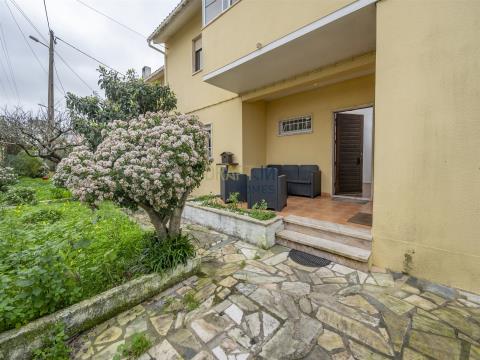 Floor of 3 bedroom house with patio for sale in Bicesse.