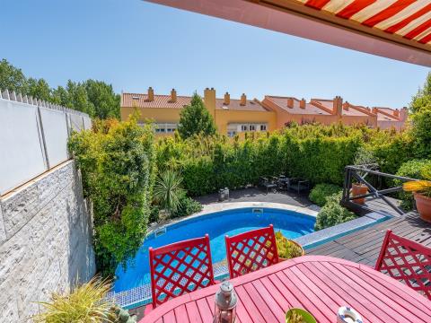 5 Bedroom Townhouse with swimming pool in Tagus Village.