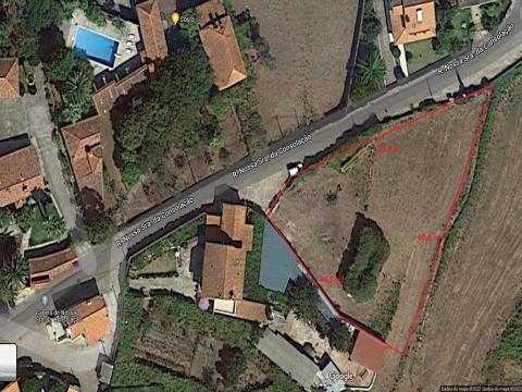 Land in Caminha with constructive feasibility and a ruin