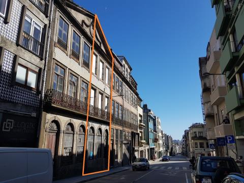 Immeuble avec jardin à remodeler au centre-ville de Porto - Opportunité pour AL