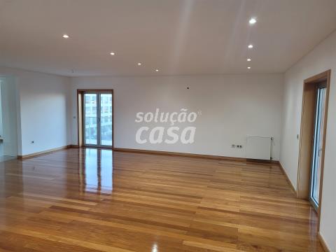 Apartamento T4 de 284m2 e três frentes na zona das Devesas em Vila Nova de Gaia, Porto!