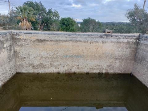 Ruine mit Anbau und Wassertank, zu restaurieren