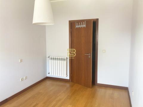 Excellent 1 bedroom apartment next to the airport on the 1st floor with elevator.
